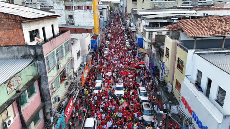 Vista aérea da caminhada pró-Lula em Itabuna, com multidão ocupando a rua.