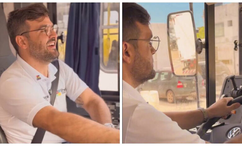 Montagem de duas fotografias de Valderico Júnior dentro de um ônibus.