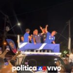 ACM Neto sobre um veículo durante carreata em Ilhéus. Trecho real de vídeo de @politicaaovivo/Instagram, com marca original preservada.