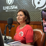 Adélia Pinheiro durante entrevista no estúdio da Ilhéus FM