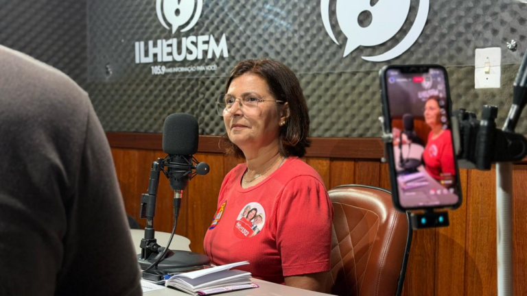 Adélia Pinheiro durante entrevista no estúdio da Ilhéus FM