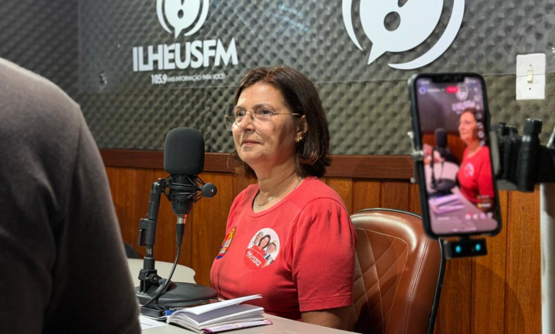 Adélia Pinheiro durante entrevista no estúdio da Ilhéus FM