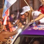 Andréa Castro cumprimenta apoiadora durante carreata em Itabuna em 2 de outubro de 2026