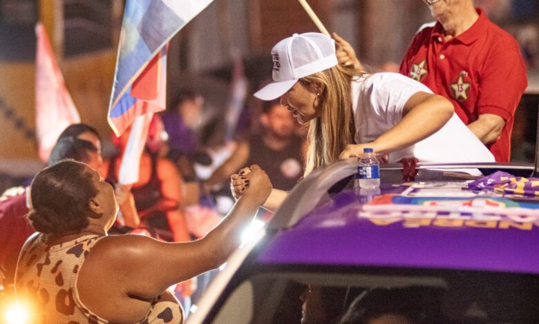 Andréa Castro cumprimenta apoiadora durante carreata em Itabuna em 2 de outubro de 2026