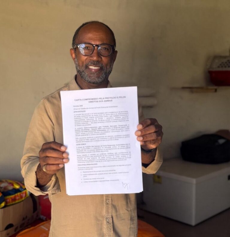 Bebeto segura a Carta-Compromisso pela proteção e pelos direitos dos animais