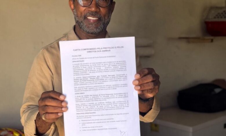 Bebeto segura a Carta-Compromisso pela proteção e pelos direitos dos animais