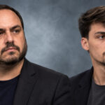 Composição editorial gerada por IA com retratos de Carlos Bolsonaro e Jair Renan.