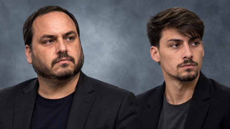 Composição editorial gerada por IA com retratos de Carlos Bolsonaro e Jair Renan.