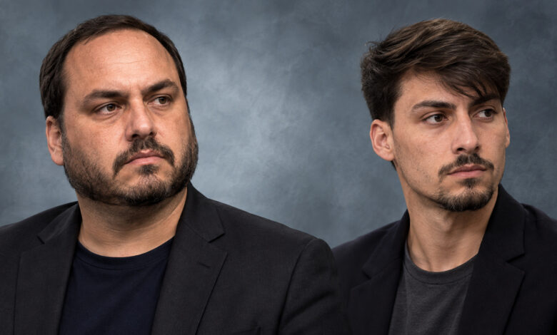 Composição editorial gerada por IA com retratos de Carlos Bolsonaro e Jair Renan.