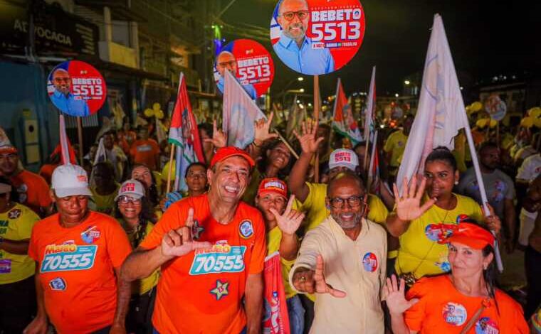 Marão e Bebeto durante caminhada com apoiadores em Ilhéus