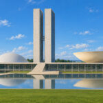 Ilustração editorial gerada por IA da arquitetura do Congresso Nacional, em Brasília.